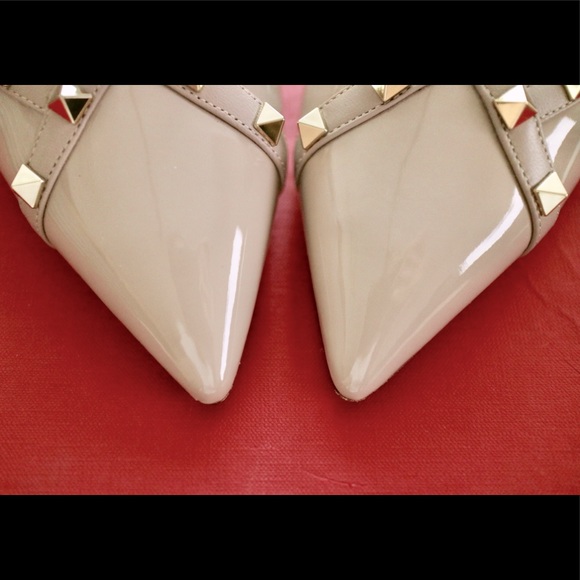 VALENTINO GARAVANI
Rockstud Crisscross D'Orsay Pumps - Picture 3 of 12